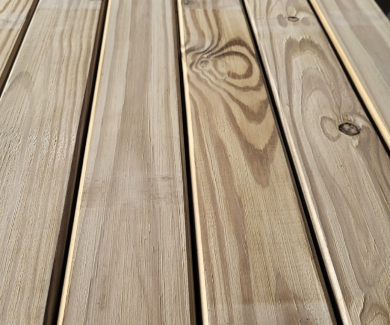 Deck Pinus Tratado 9 cm largura R$ 235,00 m² (2)